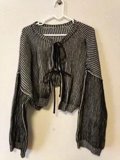 黒と白のストライプ クロップドニットカーディガン Niko and…