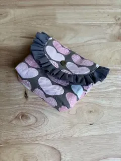 ハート柄のフリルポーチ