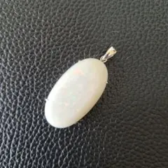 美しいホワイトオパール のオーバルペンダントトップ
