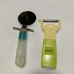 ピーラー ピザカッターと皮むき器のサムネイル