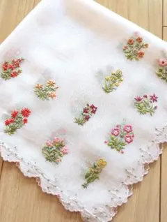 未使用品☆ポアンポアン ベトナム手刺繍 ハンカチ☆淡い小花柄 - メルカリ