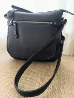Ungaro 牛革ショルダーバッグ ブラック 未使用？ショルダー穴劣化のサムネイル