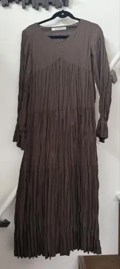 【Ray BEAMS】プリーツロングワンピース / ブラウン