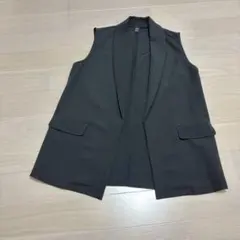 黒 ノーカラー スリーブレスベスト