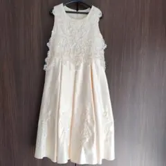 クリーム色 刺繍 パール装飾 Aラインドレス