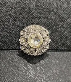 ビジュー　エレガントなクリスタルブローチ