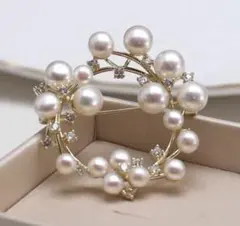 パールとクリスタルのエレガントブローチ