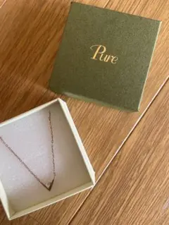 Pure V字型ストーンネックレス