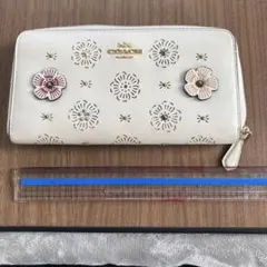 COACH 花柄カットアウト長財布