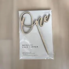 一歳誕生日　木製ケーキトッパー　ONE