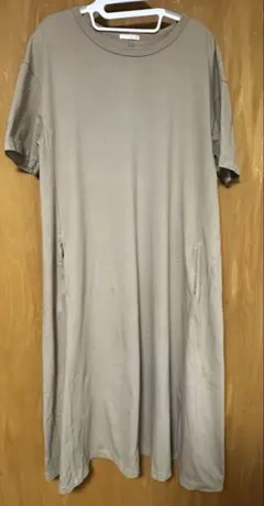 GU Aライン　ワンピース　ＸＬ　半袖　ベージュ