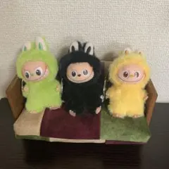 ラブブ イニシャルキーホルダー マスコット P R V ぬいぐるみ ソファー付き