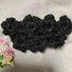 黒い毛糸のフラワーヘアクリップ