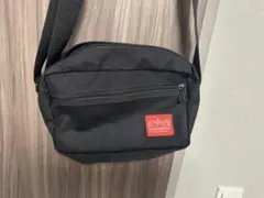マンハッタンポテージ 黒 メッセンジャーバッグ 前面ジッパーポケット