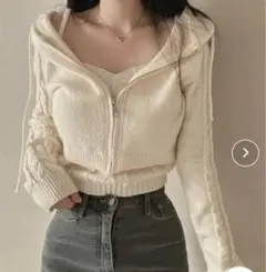 フード付ショート丈ニットトップス+キャミソール