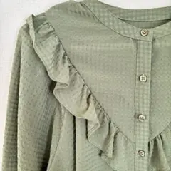 ローリーズファーム オリーブグリーン フリル付きボタンシャツ ブラウス