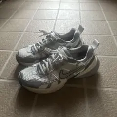 NIKE スニーカー シルバー レディース　V2KRUN