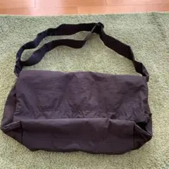 ブラック ショルダーバッグ ジッパーポケット付き