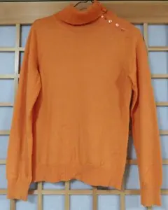 オレンジ タートルネックセーター