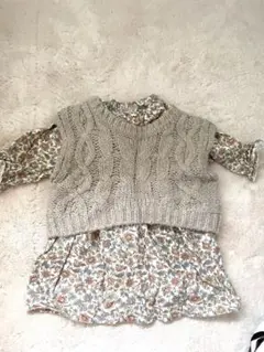 petit main ケーブルニットベスト 花柄ブラウス 80