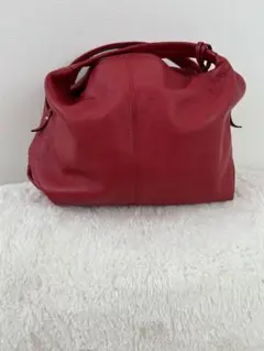 赤いレザーショルダーバッグ