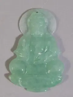 翡翠製座仏像 淡い緑色