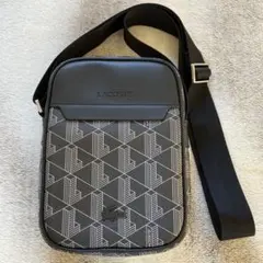 【美品】LACOSTE モノグラム バーティカル ショルダーバッグ ブラック