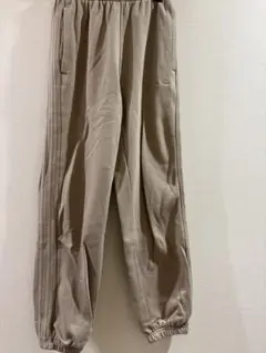 adidas ベージュ スウェットパンツ