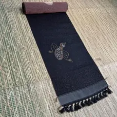 【新品未使用】紬小紋＜黒色・地柄織柄・刺繍・金糸使用・金色瓢箪扇面文＞着尺　正絹のサムネイル