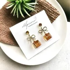 【№357】7月誕生石カーネリアンのリボンキューブピアスイヤリング 天然石