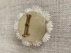 白い花のブローチ(アンティーク)のサムネイル