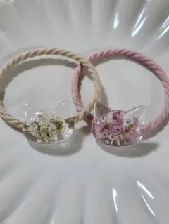 訳あり〉ハンドメイド レジン ヘアゴム 猫型 スターチス 2点セット