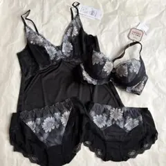 4点セットTriumph レッドレーベル　ブラ(C70)ショーツ&キャミ〜黒系