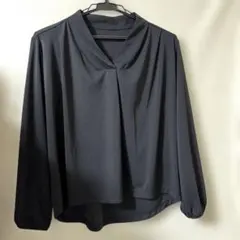 試着のみvネックデザイン黒の長袖シャツ