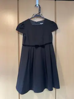 黒いフレアスリーブワンピース