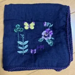 刺繍入り ガーゼ？ハンカチ ネイビー 花柄 蝶々