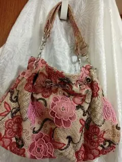 花に、ビーズ　キラキラ輝くキャンバス地、　ショルダーにトートに！値下げして再出品