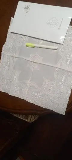 「高島屋購入」ホワイト 花模様 刺繍 スワト-ハンカチ 約45cm