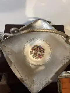 花柄装飾の金属製バスケット　アンティーク