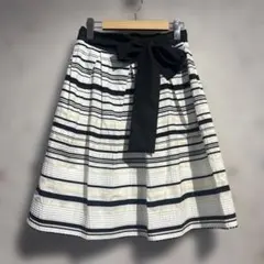 TO BE CHIC 白と黒のボーダー ボーダー柄フレアスカートのサムネイル