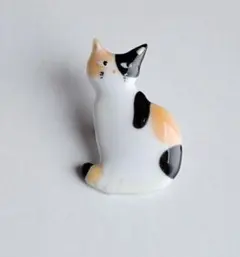 後を気にする猫のブローチ　24