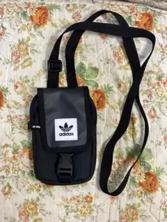 新品同様　adidas 黒 ミニポーチ 調整可能ストラップ
