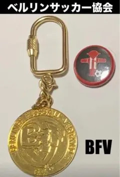 独 ★ ベルリンサッカー協会 ★ キーホルダー ＆ アンペルマンのミニ缶バッジ付