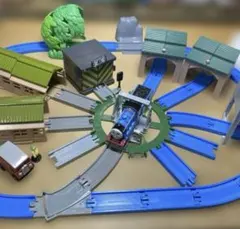 カプセルプラレール　トーマス　操車場レイアウトセット　車両付き