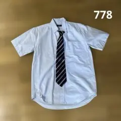 薄い青のショートスリーブシャツとネクタイ