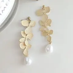 ハンドメイド イヤリング ゴールド 花びら フラワー　ブライダル