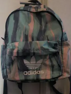 adidas マルチカラーリュック