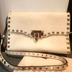 Valentino アイボリー スタッズ ショルダーバッグ - メルカリ