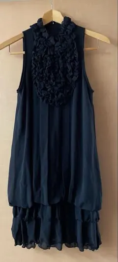 ブラックノースリーブドレス フリル付き