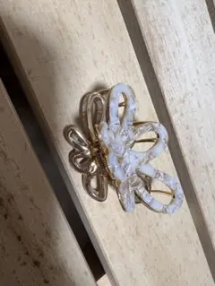 蝶デザイン ヘアクリップ ホワイトゴールド